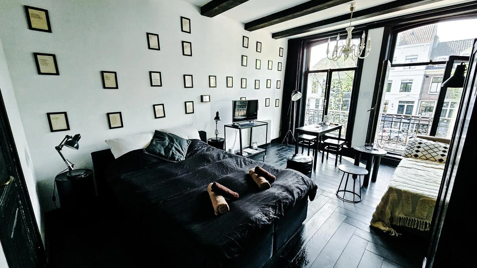 The Black Beauty Private Studio With Canal View From 1799 Amsterdam Bed & Breakfast