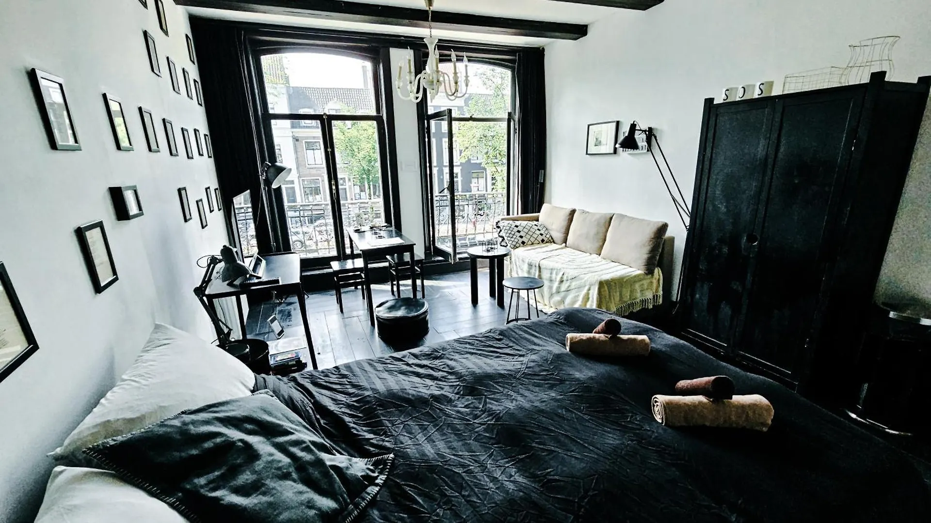 The Black Beauty Private Studio With Canal View From 1799 Amsterdam Bed & Breakfast
