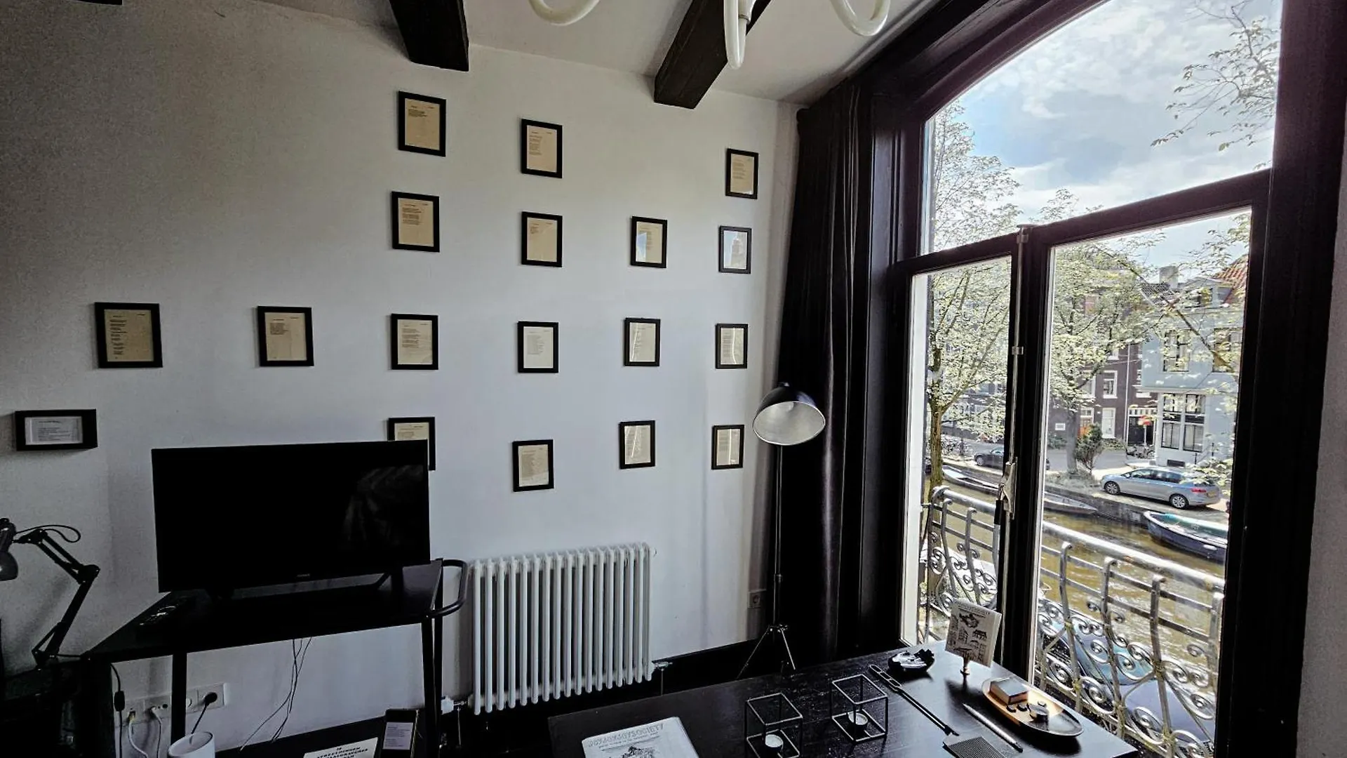 The Black Beauty Private Studio With Canal View From 1799 Amsterdam 2*,